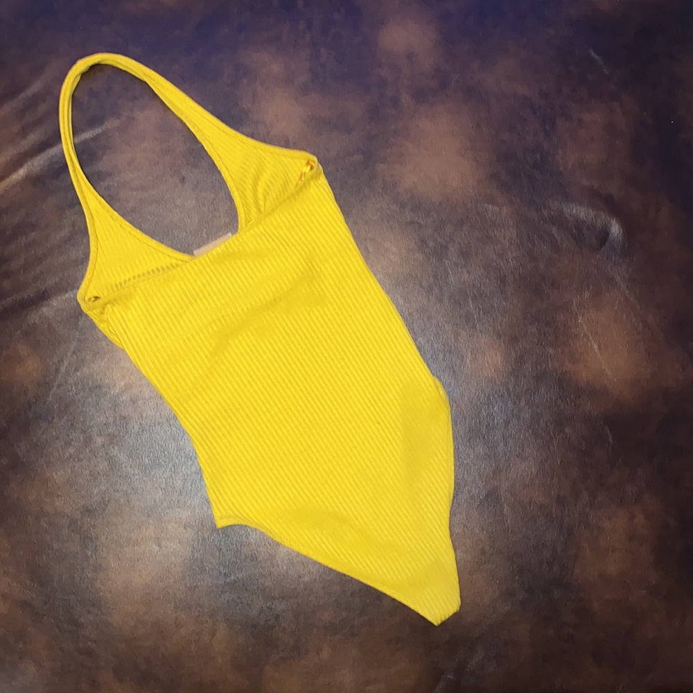 🌵Ribbed Yellow bodysuit! - Picture 6 of 8